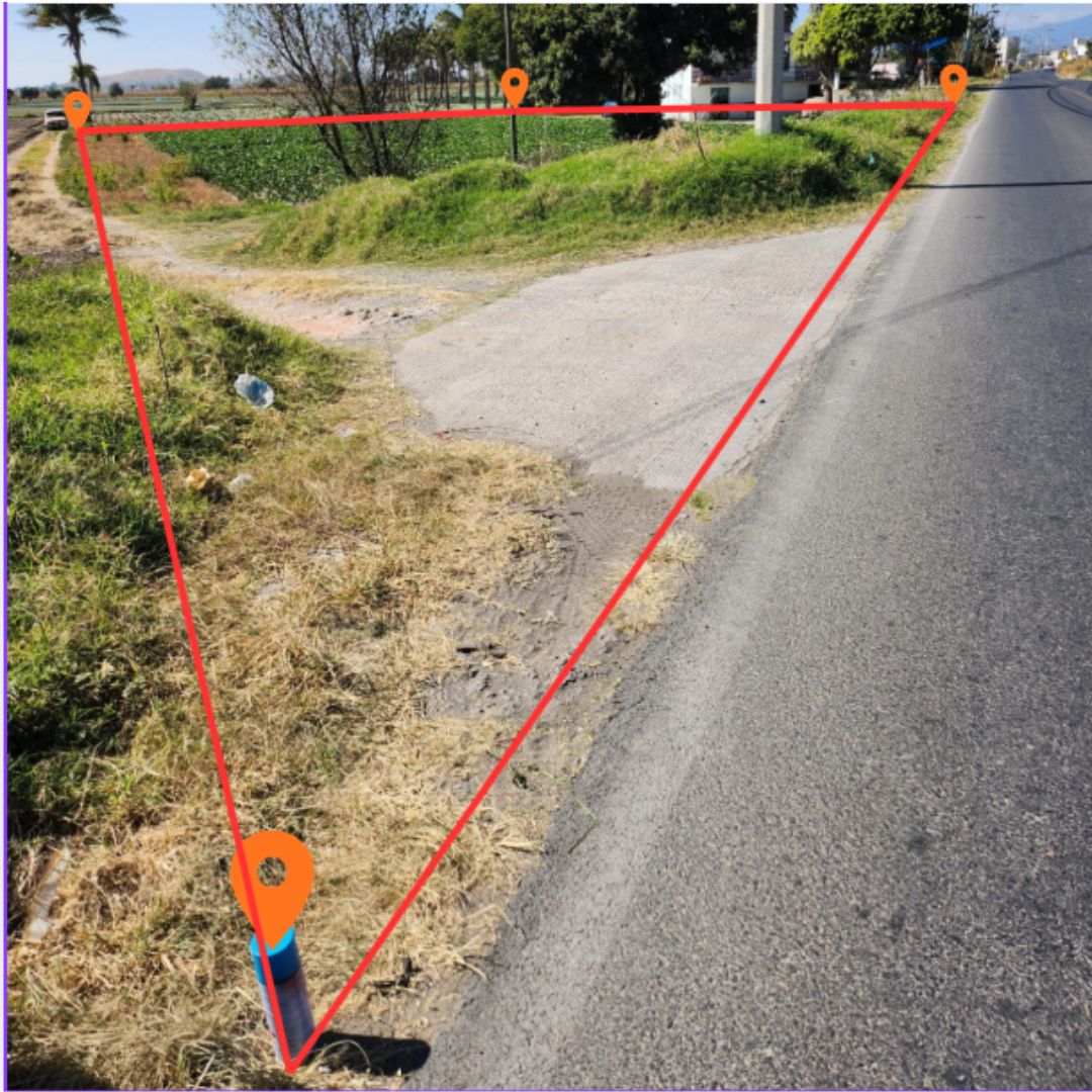 Vista lateral del terreno rústico en venta