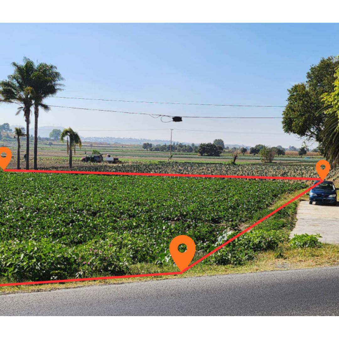 Frente del terreno rústico sobre carretera